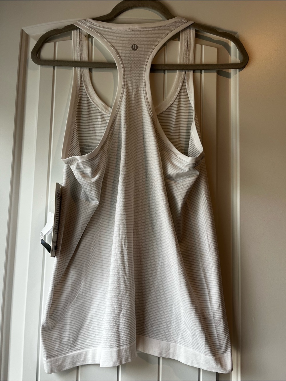 lululemon athletica White Racerback Tank with Chicago Badge Size 8 - Picture 5 of 5